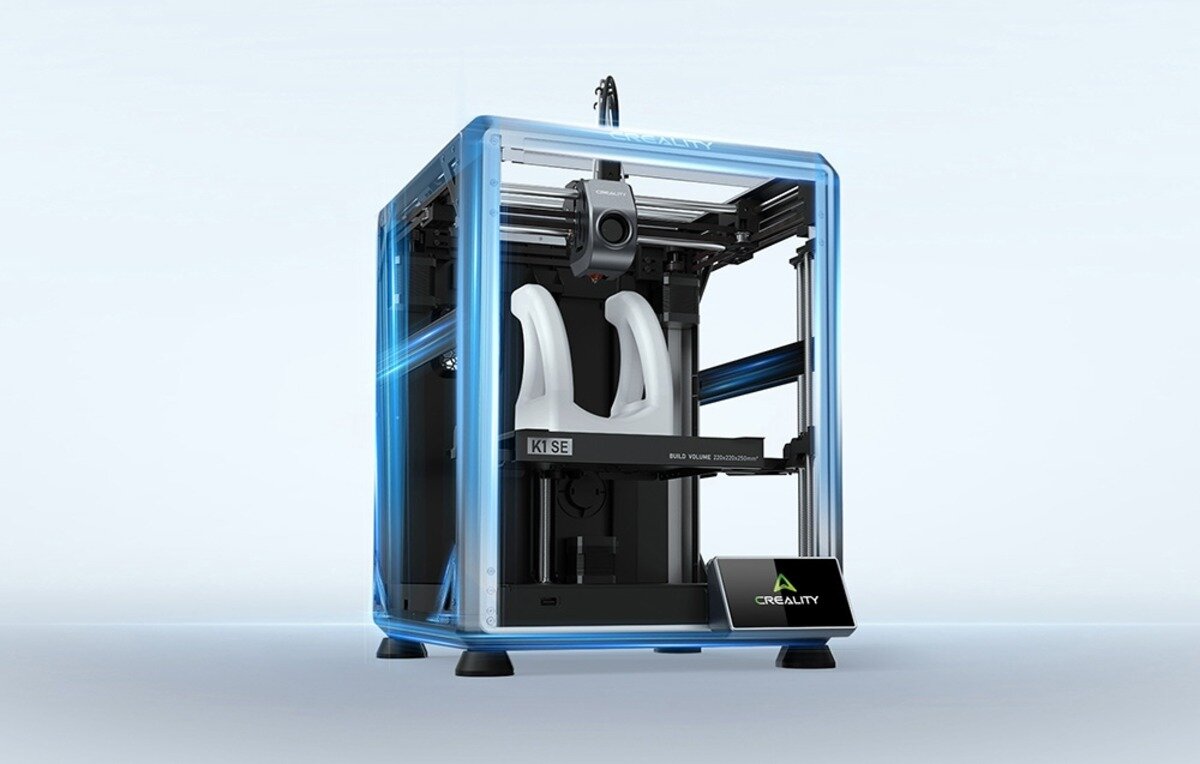 Drukarka 3D Creality K1 SE z białym wydrukiem wewnątrz i niebieską poświatą obudowy