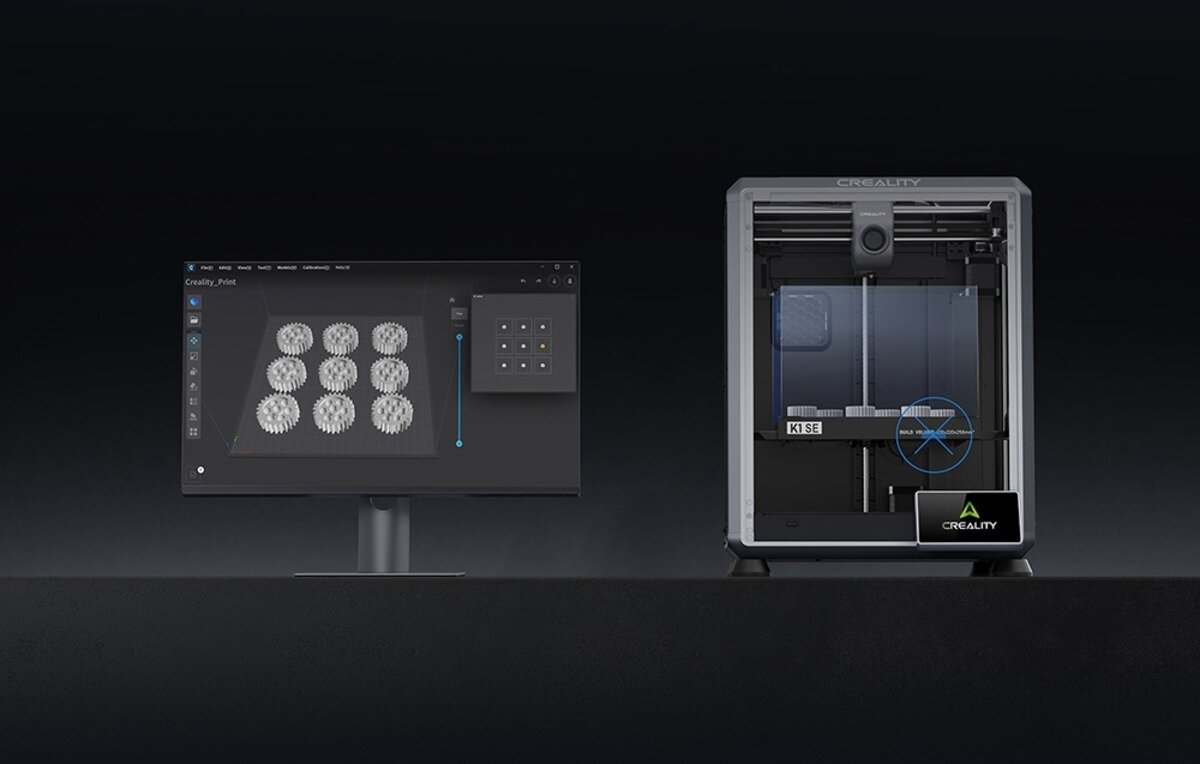 Drukarka 3D Creality K1 SE stojąca obok monitora z otwartym programem Creality Print na ciemnym tle