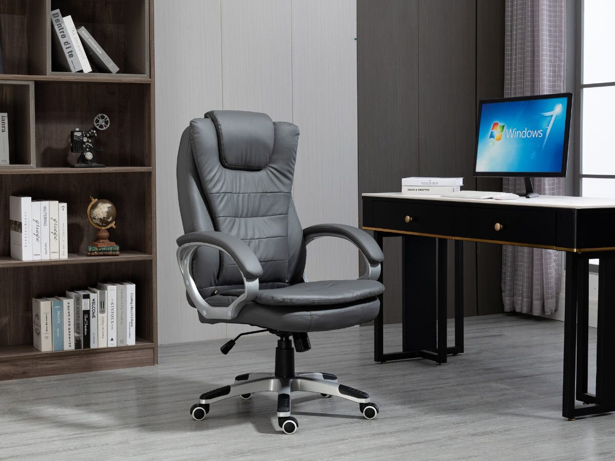Fotel ACTIVEJET YK7304 Szary Podgrzewany z masażem, wygoda, komfort, siedzenie, praca, fotel stoi w środku pokoju, obok biurko z komputerem