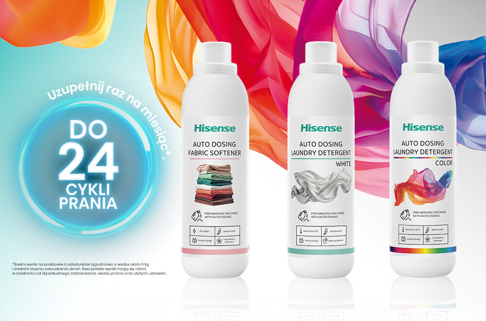 Na obrazie znajdują się trzy butelki produktów Hisense: płyn do zmiękczania tkanin, detergent do białego prania i detergent do kolorowego prania. Po lewej stronie widnieje napis \'Uzupełnij raz na miesiąc DO 24 CYKLI PRANIA\'.