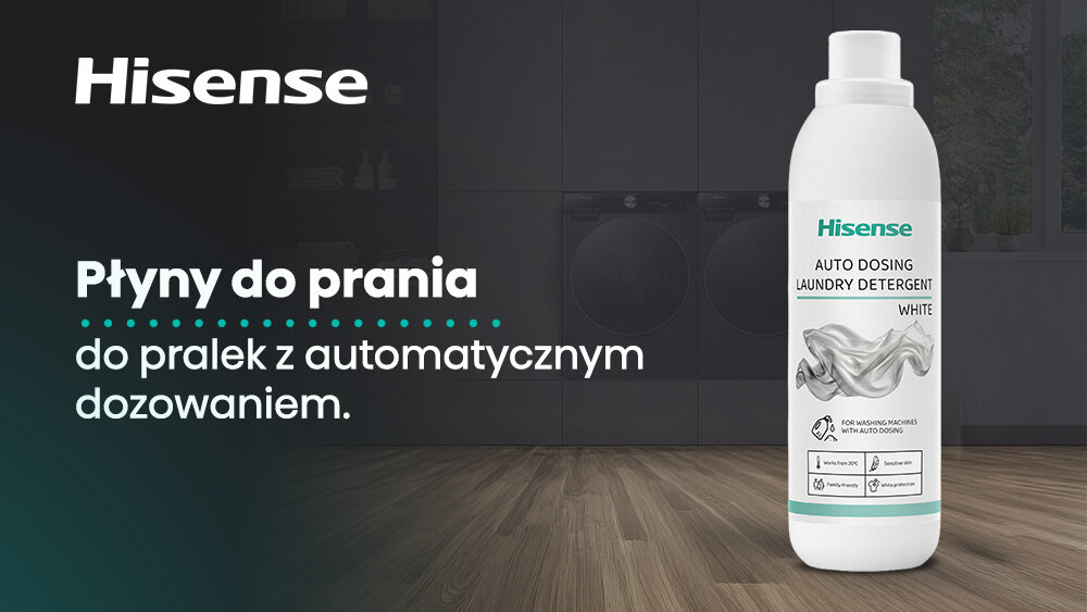 Obraz przedstawia biały pojemnik z płynem do prania Hisense Auto Dosing Laundry Detergent White na tle drewnianej podłogi i ciemnej ściany z pralkami. Na obrazie widnieje tekst: \'Hisense Płyny do prania do pralek z automatycznym dozowaniem.\'