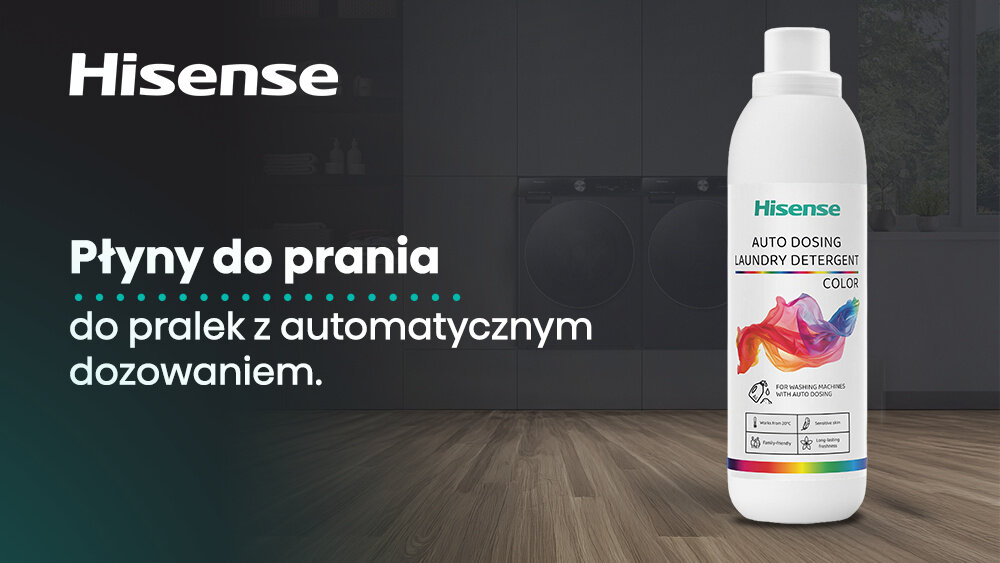 Obraz przedstawia butelkę płynu do prania Hisense Auto Dosing Laundry Detergent Color na tle drewnianej podłogi i ciemnej ściany z pralkami. Na obrazie widoczny jest tekst: \'Hisense Płyny do prania do pralek z automatycznym dozowaniem.\'