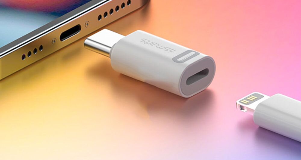 Adapter USB-C/Lightning 4SMARTS adapter przy telefonie