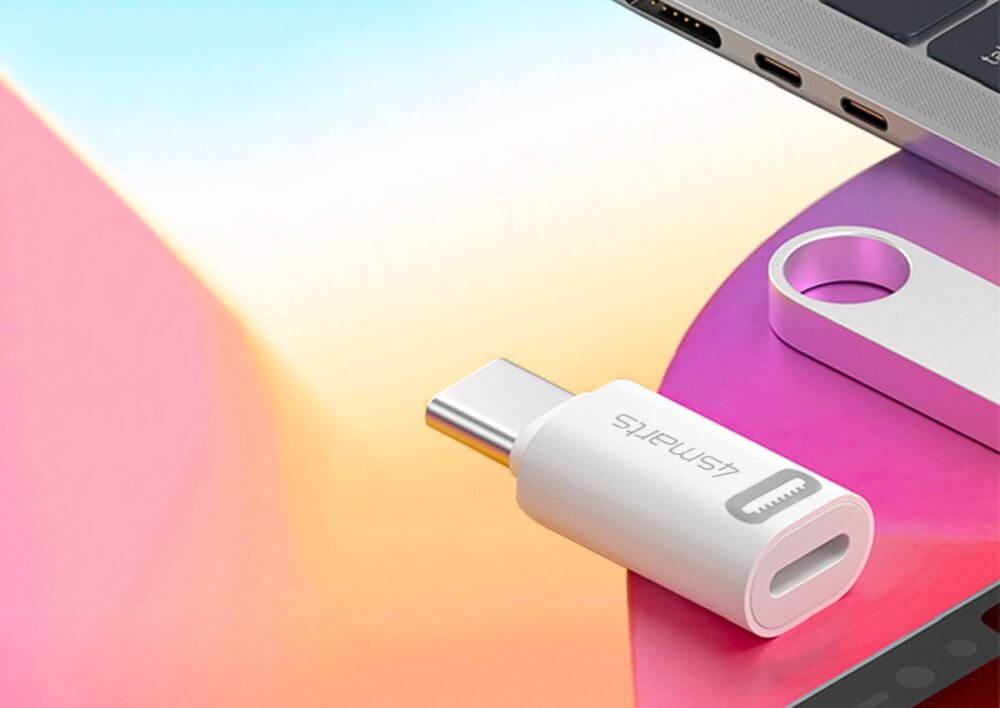 Adapter USB-C/Lightning 4SMARTS USB 2.0 transfer danych z prędkością do 480 Mb/s iOS, macOS i iPadOS Apple - adapter na blacie obok laptopa