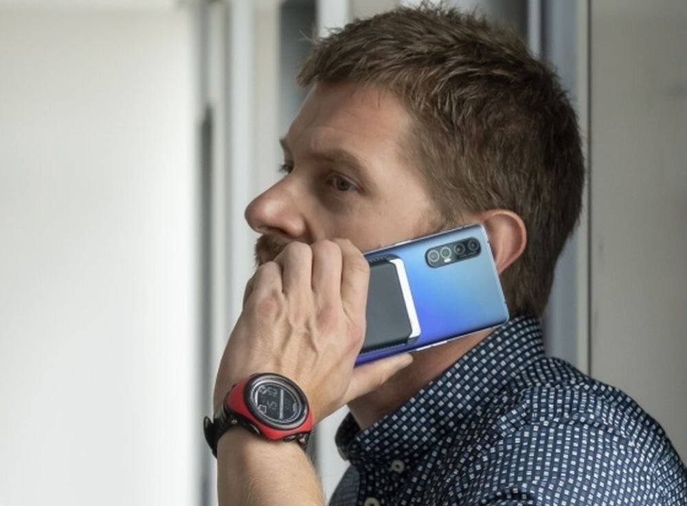 Etui portfel 4SMARTS Magnetic RFID MagCase Niebieski/Czerwony/Żółty (3 sz.) - mezczyzna z przyczepionym etui do telefonu, kolory, material, magsafe, przyleganie, magnesy