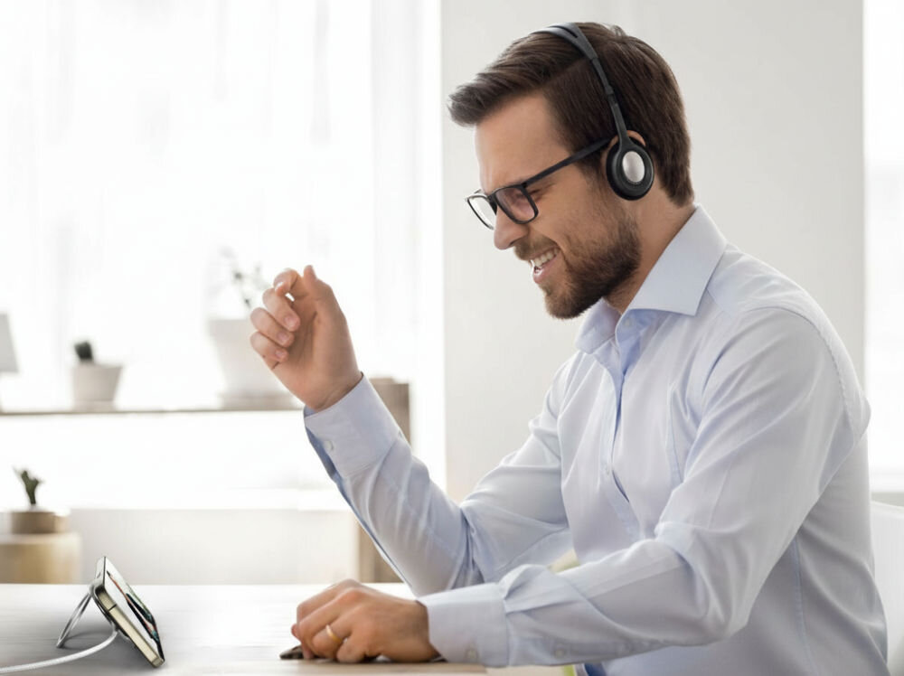 Ładowarka indukcyjna 4SMARTS Kickstand 15W Srebrna kompatybilna z Qi2 i MagSafe USB-C 60W