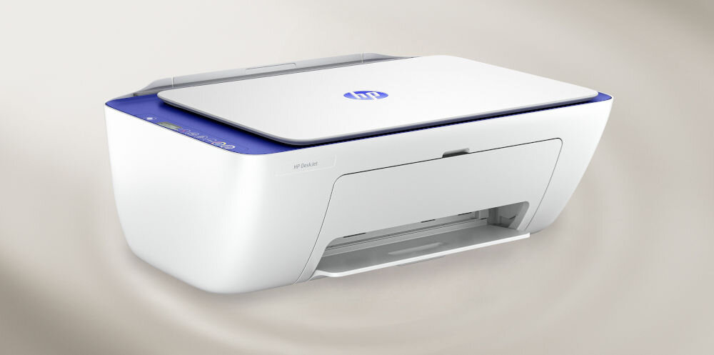 Urządzenie wielofunkcyjne HP DeskJet 2821e Druk w kolorze, Wi-Fi, Instant Ink prezentacja urządzenia od przodu pod kątem na beżowym tle bezproblemowe drukowanie i skanowanie