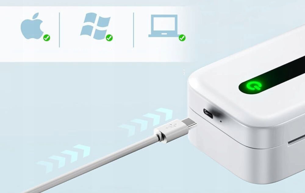 Drukarka PHOMEMO M832 Złącze USB biały łatwa łączność z urządzeniami mobilnymi, smartfonami, tabletami za pomocą Bluetooth 4.0, kompatybilność z komputerami z systemem Windows 10 / 11, macOS, Android 4.0 lub nowszy oraz iOS 8.0, lub nowszy,
w zestawie kabel USB-A / USB-C do podłączenia, drukarka na niebieskim tle, logo Apple Windows, ikonka laptopa, zbliżenie na złącze USB-C, kabel zakończony wtyczką USB-C