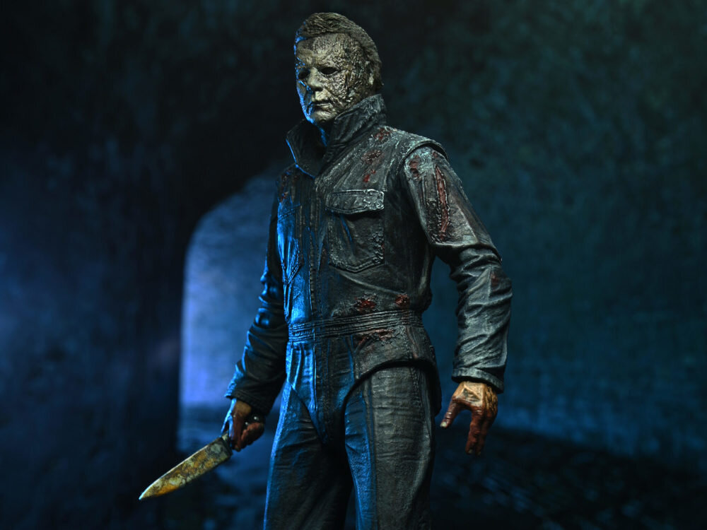 Figurka NECA Halloween Ends (2022) Ultimate Michael Myers wierna ekranizacji figurka akcji Michaela Myersa ma 7 cali i jest dostarczana z dynią, nożami, wymienną głową i rękami w przyjaznym dla kolekcjinerów opakowaniu z okienkiem i otwieranym przednim panelem