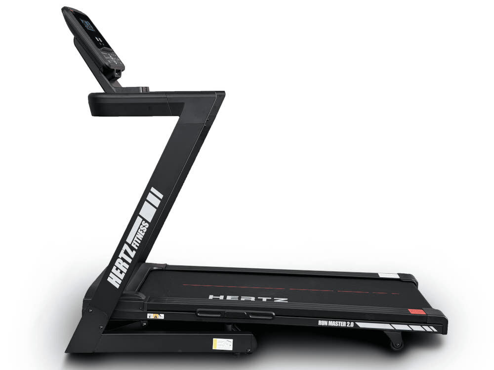 Czarna bieżnia elektryczna z widocznymi napisami \'HERTZ fitness\' i \'RUN MASTER 2.0\'. Posiada panel sterujący z wyświetlaczem oraz pas biegowy z napisem \'HERTZ\'.