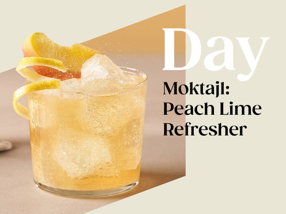 Syrop SODASTREAM Crafted Brzoskwinia i Imbir 330 ml moktajl Peach Lime Refresher składniki baza woda gazowana sok z limonki kostki lodu dekoracja skórka limonki plasterki brzoskwini przygotowanie napełnienie kieliszka kostkami lodu dodanie soku z limonki i bazy dopełnienie wodą wymieszanie łyżką barmańską udekorowanie plasterkami brzoskwini i skórką limonki 