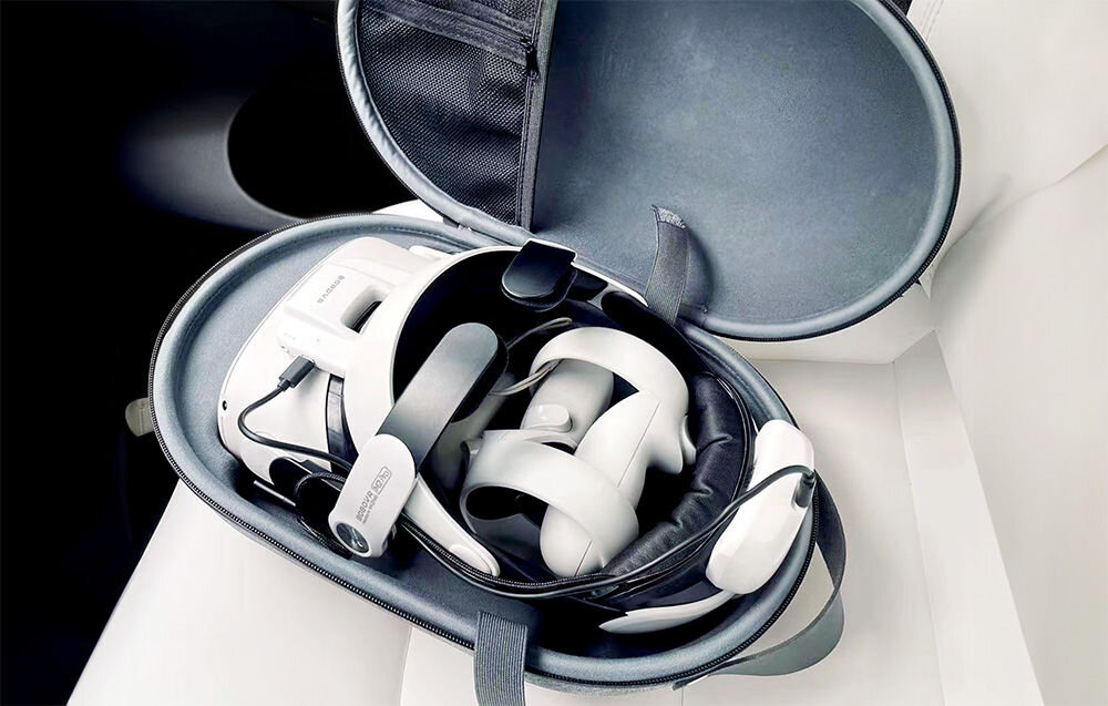 Etui BOBOVR C2 do gogli VR
			prezentacja etui z włożonymi goglami oraz akcesoriami w środku etui leżące na jasnej kanapie bezpieczeństwo gogli VR wytrzymałe materiały ochrona przed uderzeniami praktyczny uchwyt