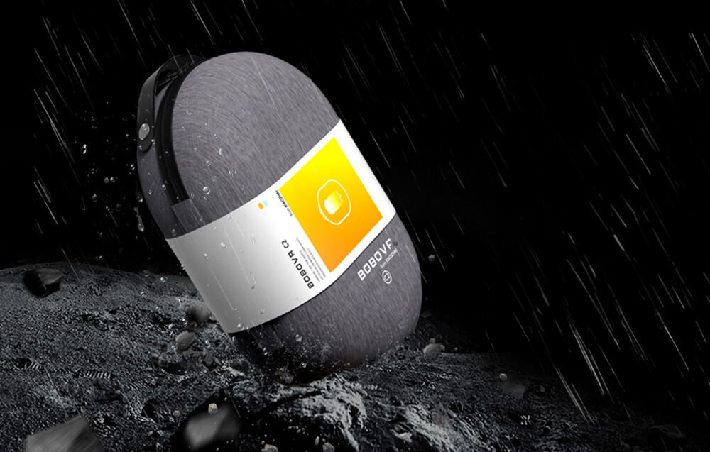 Etui BOBOVR C2 do gogli VR
			prezentacja etui na ciemnym podłożu ze skałami i padający deszcz praktyczna konstrukcja mobilność solidny zamek ścianki o grubości 6,5 mm wytrzymały materiał ochrona przed wstrząsami