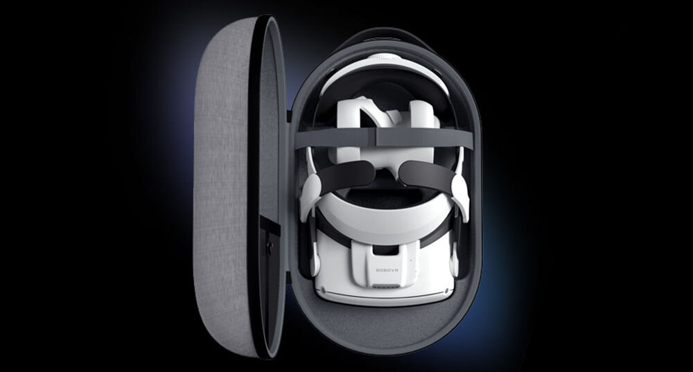 Etui BOBOVR C2 do gogli VR
			prezentacja etui z włożonymi goglami oraz akcesoriami na ciemnym tle przechowywanie gogli VR akcesoria kompatybilność PICO 4 PICO 4 Ultra Meta Quest 2