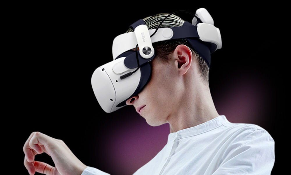 Dodatkowy akumulator BOBOVR B2 mężczyzna w białej bluzce na ciemnym tle z założonymi okularami VR i wpiętym akumulatorem