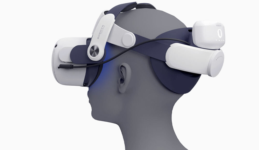 Dodatkowy akumulator BOBOVR B2 wizualizacja gogli założonych na głowie z podłączonym akumulatorem białe tło dodatkowa bateria gogle Quest 2 pojemność dodatkowe 2-3 godziny działania kompatybilny z paskami na głowę BOBOVR magnetyczne mocowanie stabilność wskaźniki świetlne