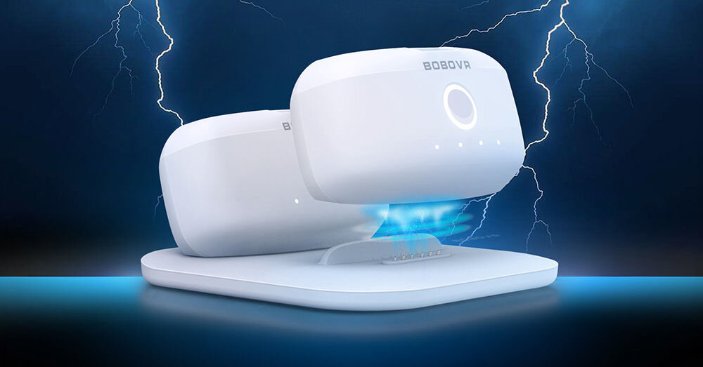 Akumulator BOBOVR M2 Pro + Stacja ładująca prezentacja stacji ładowania i akumulatorów jeden w trakcie podłączania ciemne tło z piorunami jednoczesne ładowanie dwóch akumulatorów oszczędność czasu w zestawie jeden akumulator 