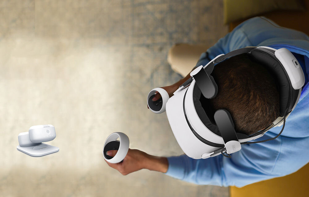 Akumulator BOBOVR M2 Pro + Stacja ładująca osoba grająca na okularach VR obok stacja ładująca z akumulatorami oszczędność miejsca dwa porty ładowania silne magnesy bezproblemowe wymienianie akumulatorów