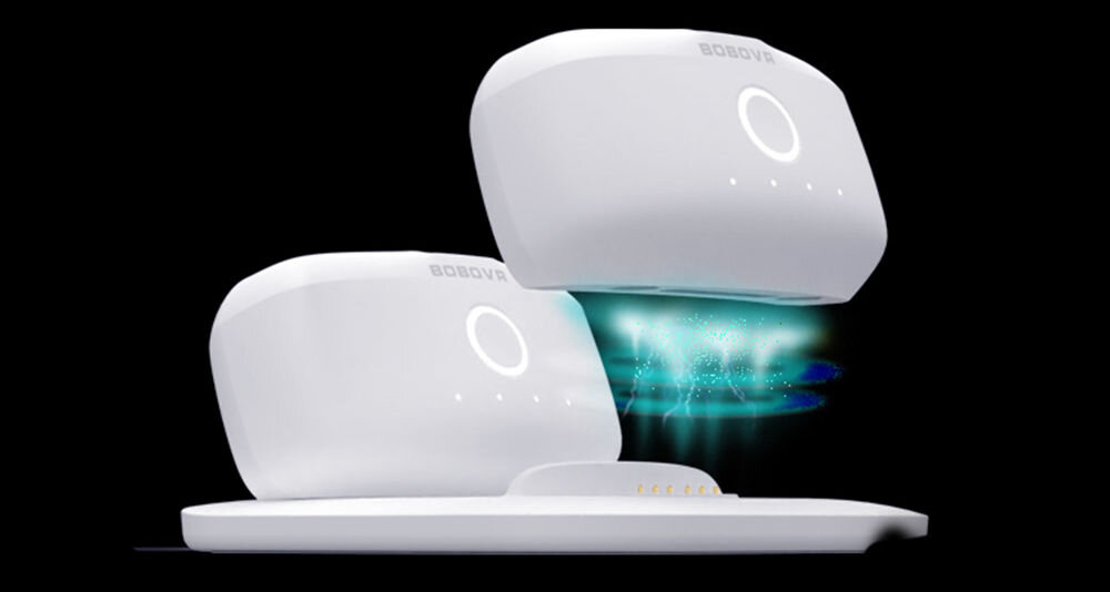 Akumulator BOBOVR M2 Pro + Stacja ładująca prezentacja stacji ładowania i akumulatorów jeden w trakcie podłączania ciemne tło stabilność akumulatora solidne mocowanie ciągłość pracy