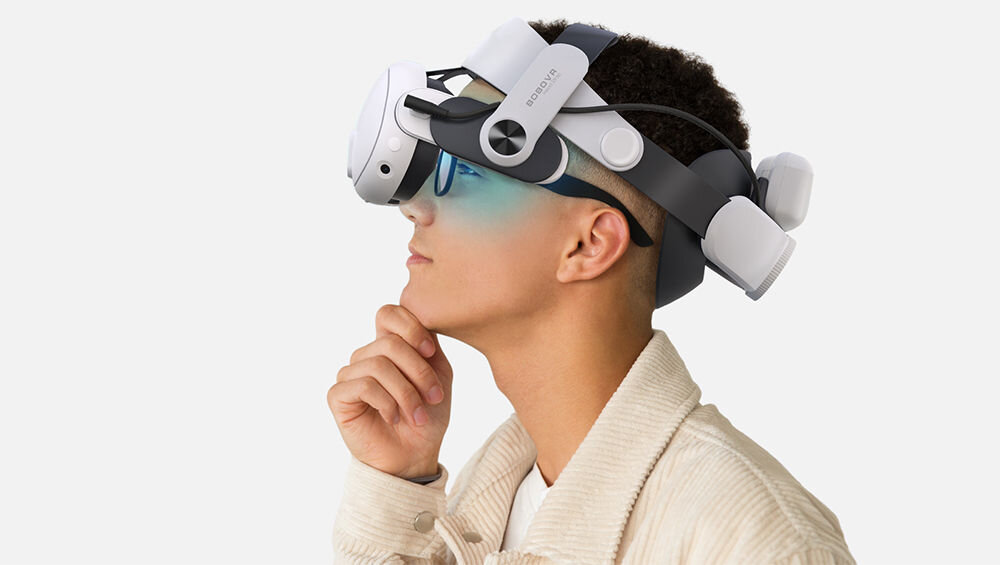 Pasek BOBOVR M3 Pro + Akumulator
			pasek założony na głowę mężczyzny z goglami VR i akumulatorem