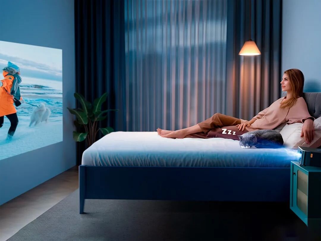 Projektor YABER KS2 Plus - Tryb cichy i energooszczędny, Tryb „Quiet”, projektor wyświetlający obraz na ścianie w sypialni, łóżko