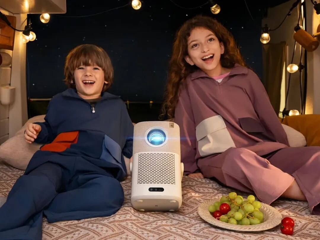 Projektor YABER T2 Plus - 450 ANSI, 1080p – żywy obraz, Full HD, dzieci siedzące obok projektora