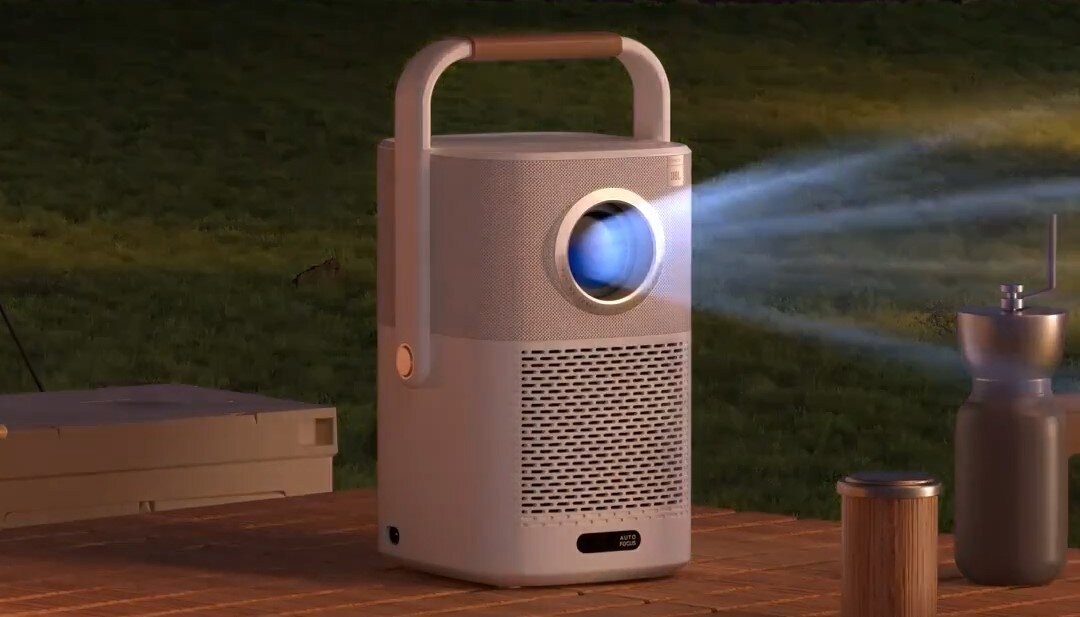 Projektor YABER T2 Plus - Akumulator – 2,5 h seansu, projektor stojący na drewnianym stole