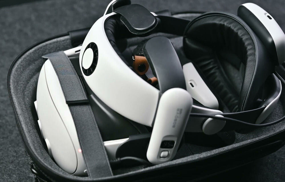 Etui BOBOVR C3 do gogli VR
			prezentacja etui z włożonymi goglami oraz akcesoriami w środku