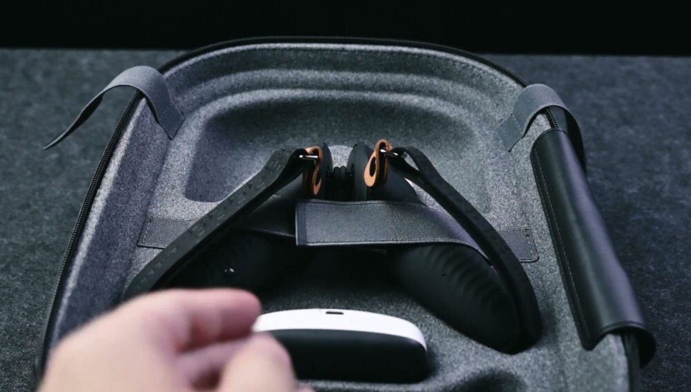 Etui BOBOVR C3 do gogli VR
			prezentacja etui z włożonymi akcesoriami w środku dla Meta Quest 3 ochrona hartowany materiał grubość 6 mm twardość HRC 80 pokryte materiałem Dragon Dance odporność na ścieranie