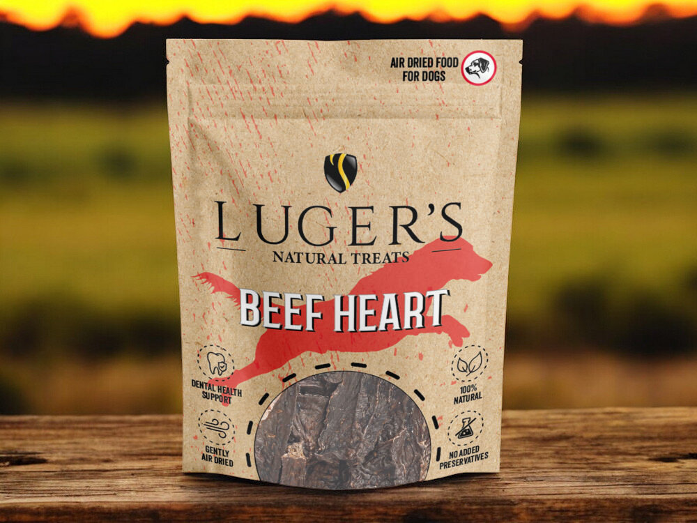 Gryzak dla psa LUGER’S Natural Treats Serca wołowe 100 g na blacie