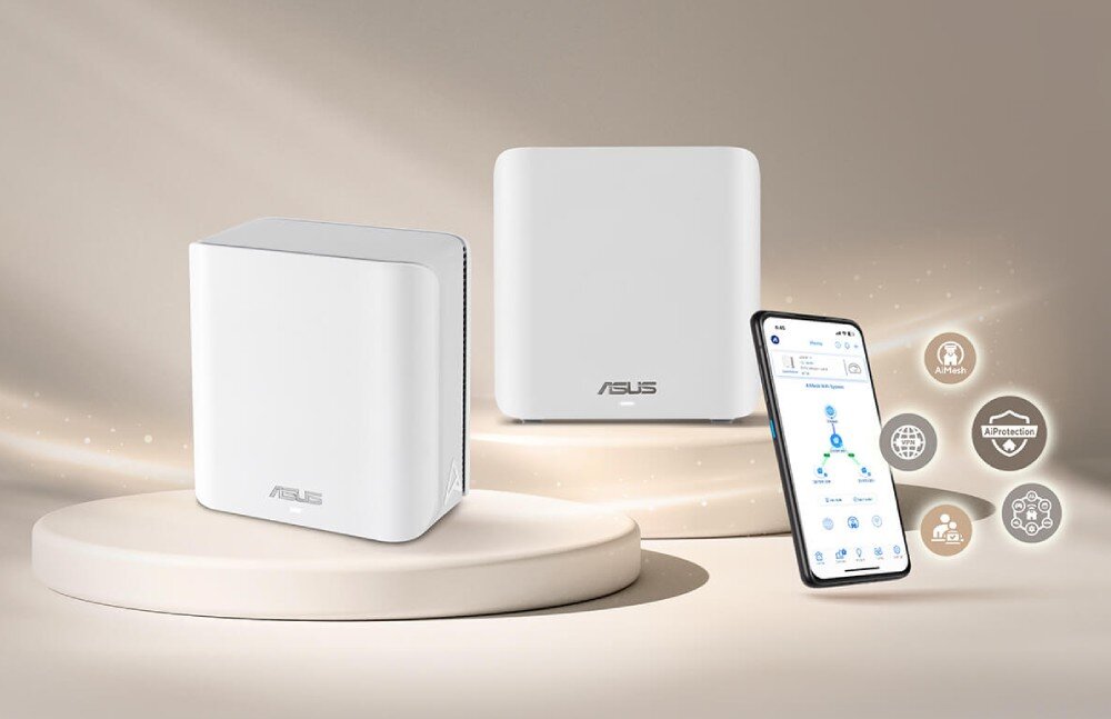 Router ASUS ZenWiFi BD4 Dwa routery stojące obok telefonu z włączoną aplikacją sieciową i ikonami funkcji