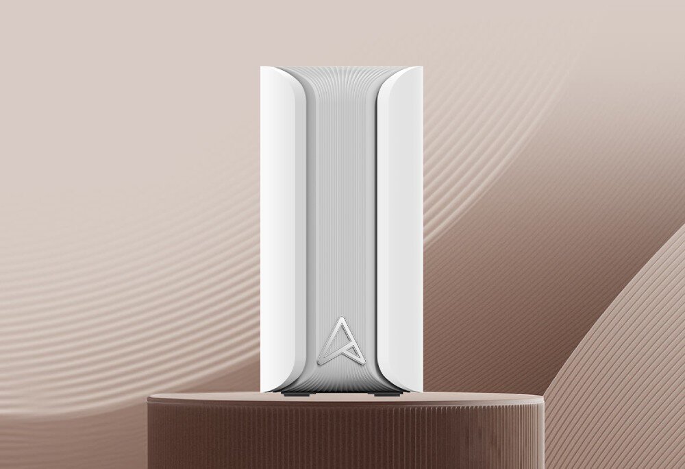 Router ASUS ZenWiFi BD4 Boczny widok pionowego routera z widocznymi wycięciami i logo producenta na dole