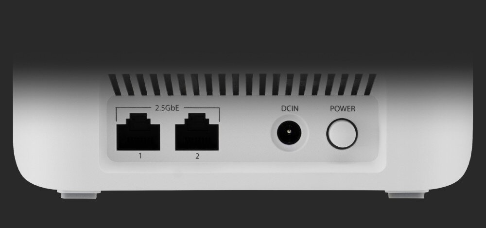 Router ASUS ZenWiFi BD4 Zbliżenie na dolny panel z dwoma portami '2.5GbE', gniazdem zasilania i przyciskiem 'POWER'