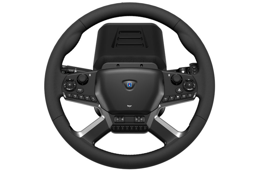 HORI Force Feedback Truck Control System obu stronach kolumny kierownicy dźwignie dodatkowe przyciski i wejścia obrotowe obsługa kierunkowskazów, wycieraczek czy hamowania 39 wejść przycisków dwa analogowe drążki - Widok na wprost dużej kierownicy symulatora z rozbudowanym panelem przycisków i pokręteł nawigacyjnych