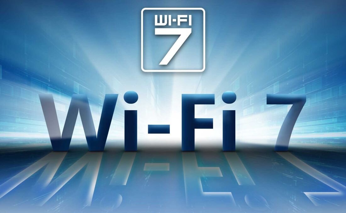 Grafika symbolizująca technologię Wi-Fi 7 – napis „Wi-Fi 7” na tle dynamicznych, rozświetlonych promieni, podkreślających standard szybkiej łączności bezprzewodowej. - Wi-Fi 7  