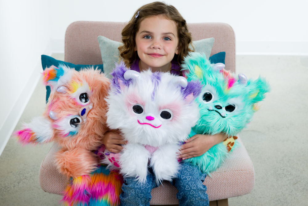 Zabawka interaktywna FURLINGS Curiously Cute Cleo dziecko trzymające trzy zabawki z serii