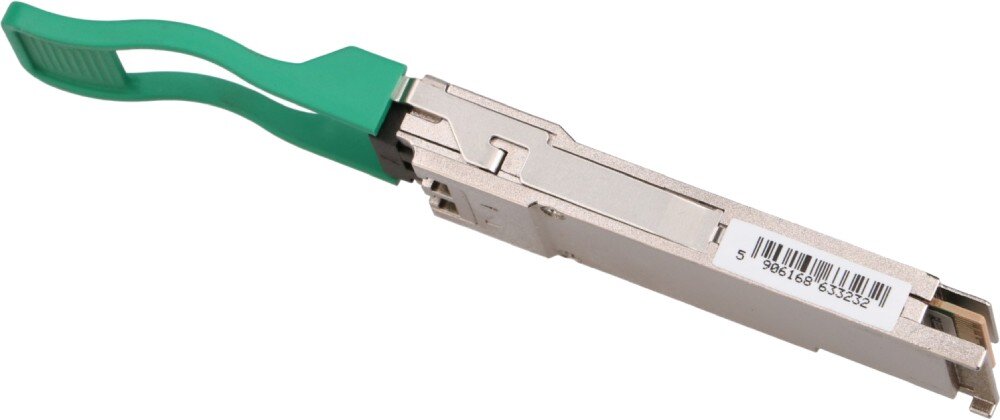 Wkładka QSFP28 EXTRALINK EX.33232 Widok z boku na podłużny metalowy moduł qsfp28 z zielonym elastycznym uchwytem do wyciągania oraz kodem kreskowym naklejonym na bocznej ściance