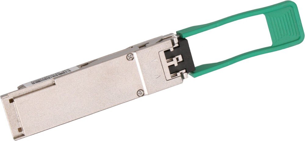 Wkładka QSFP28 EXTRALINK EX.33232 Spód srebrnego modułu qsfp28 z zielonym uchwytem, pokazujący gładką metalową obudowę połączoną śrubami oraz czarne gniazdo interfejsu optycznego