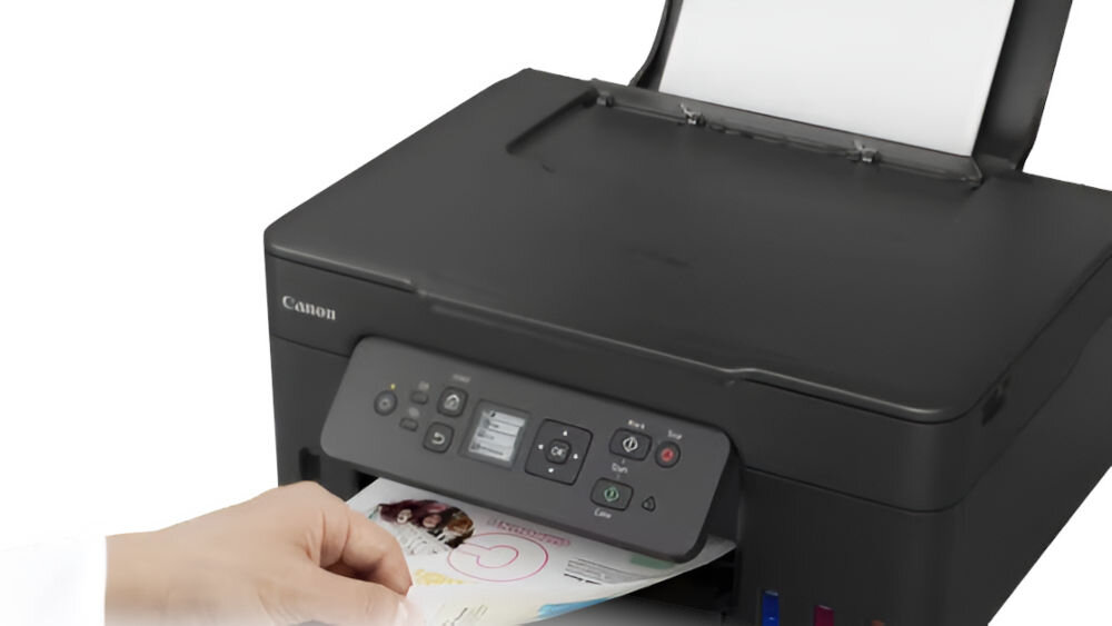 Urządzenie wielofunkcyjne CANON Pixma G3480 Druk w kolorze, Automatyczny druk dwustronny, Wi-Fi  prezentacja urządzenia pod kątem na białym tle ręka wyciągająca kartkę druk dwustronny duplex obniżenie kosztów redukcja zużycia papieru