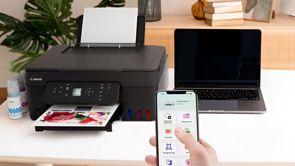 Urządzenie wielofunkcyjne CANON Pixma G3480 Druk w kolorze, Automatyczny druk dwustronny, Wi-Fi  prezentacja urządzenia na biurku w biurze telefon trzymany w dłoni jakość druku, rozdzielczość, wyraźne wydruki dokumentów pisma biurowe