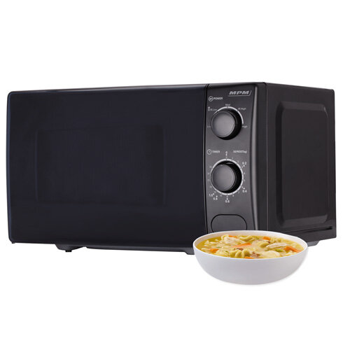 Kuchenka mikrofalowa MPM-20-KMM-12, obok miska z zupą.