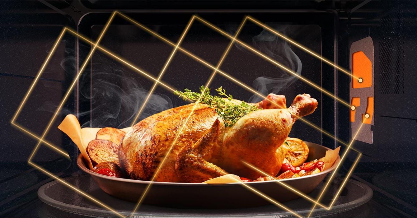 Wnętrze kuchenki mikrofalowej z pieczonym kurczakiem na talerzu, otoczonym ziołami i warzywami. W tle widoczne są linie świetlne oraz para unosząca się z potrawy.