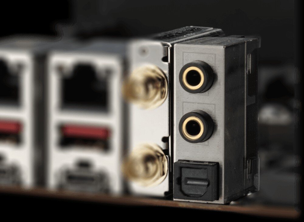 Płyta główna MSI MEG Z890 Ace Zbliżenie na wyjścia audio płyty głównej. Widać dwa pozłacane porty jack, dwa czarne jacki oraz wyjście optyczne S/PDIF, dźwięk, audio