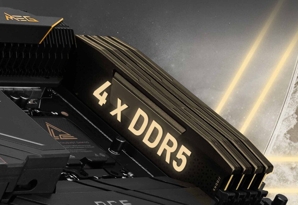 Płyta główna MSI MEG Z890 Ace Fragment płyty głównej z widocznymi czterema slotami pamięci RAM. Na radiatorze napis '4 x DDR5' w jasnym kolorze, pamięć DDR5, taktowanie, profile XMP