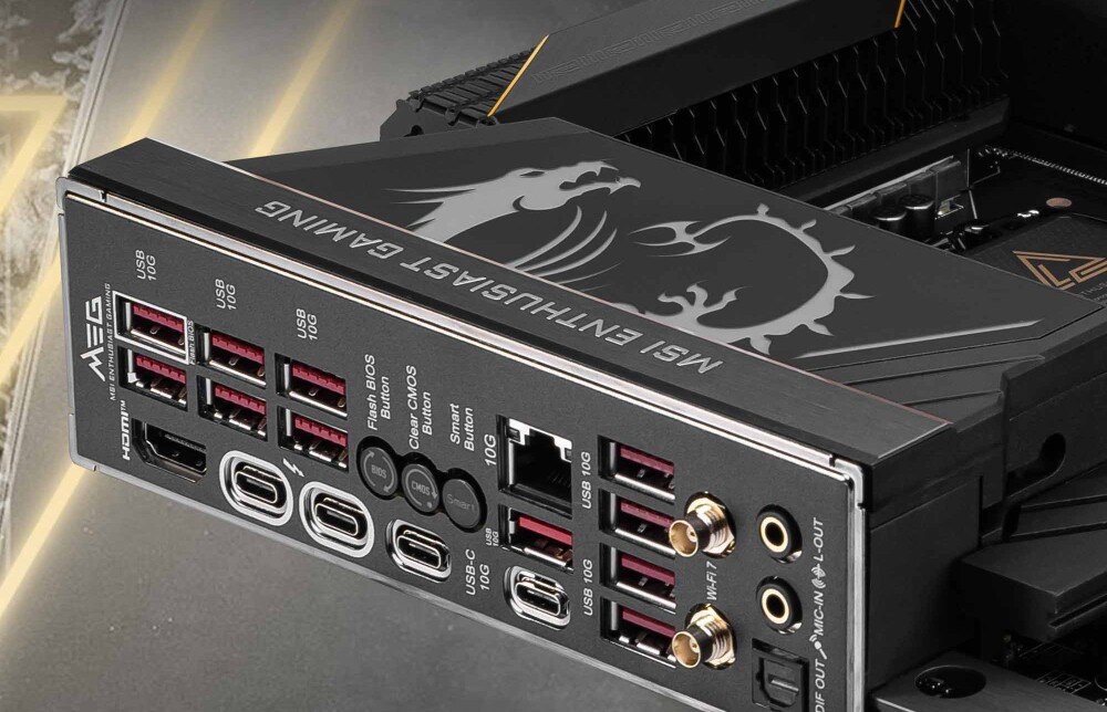 Płyta główna MSI MEG Z890 Ace Panel tylnego I/O płyty głównej z licznymi portami USB, Thunderbolt, HDMI, przyciskami oraz złączem sieciowym 10G LAN. Na górze znajduje się grafika smoka i napis 'MSI Enthusiast Gaming', sieć, Ethernet, łączność Wi-Fi, porty