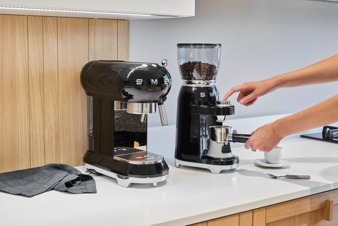 Młynek do kawy SMEG CGF11WHEU Wybór stopnia zmielenia Praktyczna dźwignia regulacji 30 poziomów mielenia dopasowanie preferencje