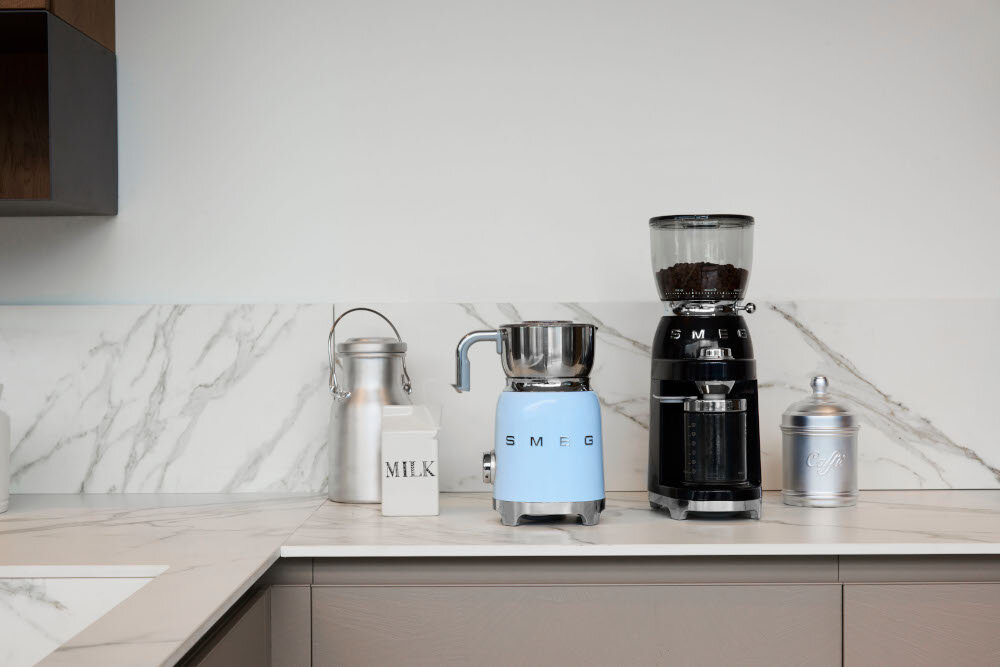 Młynek do kawy SMEG CGF11WHEU Płynna praca stabilne działanie moc stabilne działanie