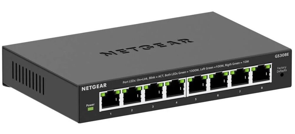 Switch NETGEAR GS308E-400EUS Przełącznik sieciowy stoi na jasnym, drewnianym stole w oświetlonym pomieszczeniu, opis