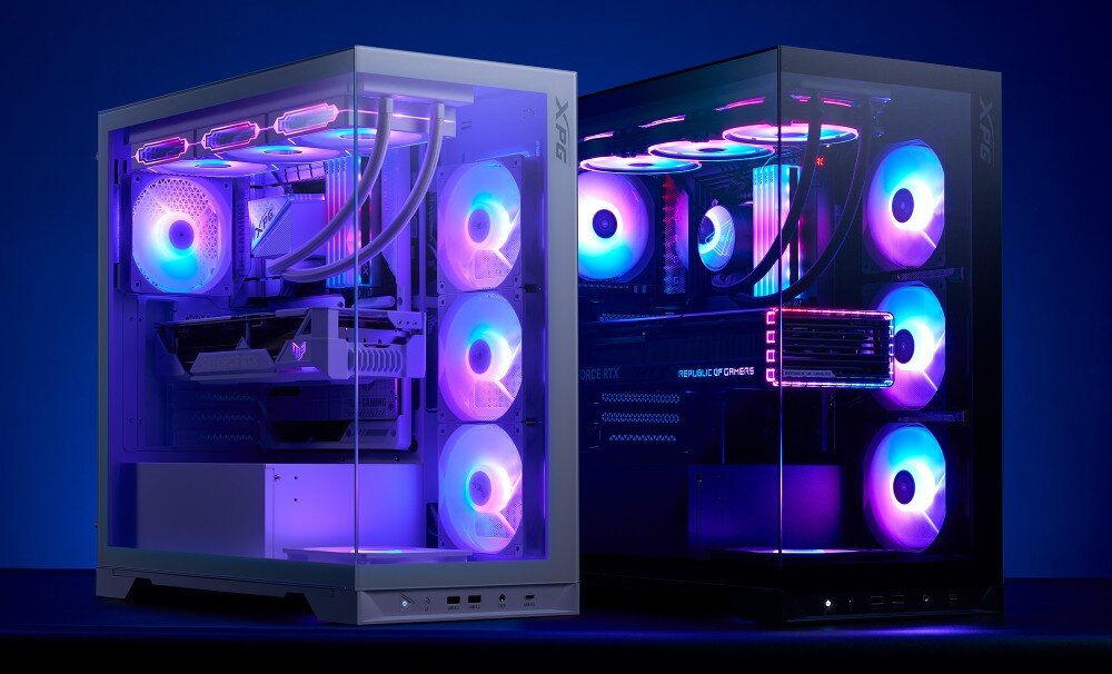 Obudowa ADATA XPG Invader X BTF Biały obudowy w kolorach czarnym i białym ustawione obok siebie na ciemnym tle