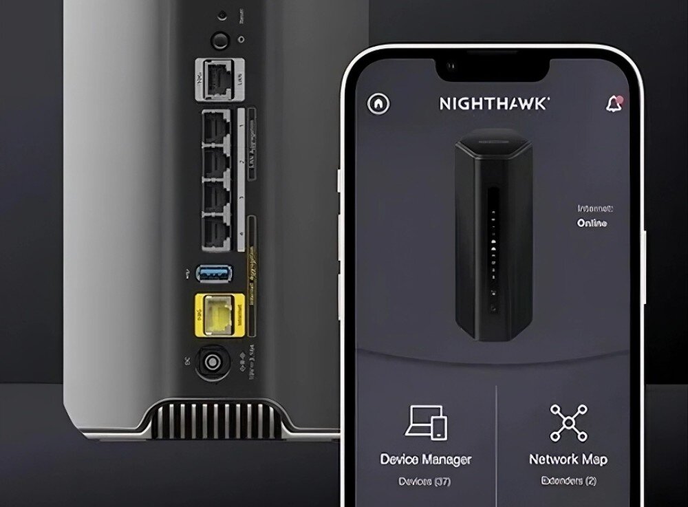 Router NETGEAR Nighthawk RS300 Z tyłu obudowy routera widoczne porty LAN port USB port WAN i gniazdo zasilania obok smartfon z otwartą aplikacją mobilną, technologie, aplikacja, funkcje